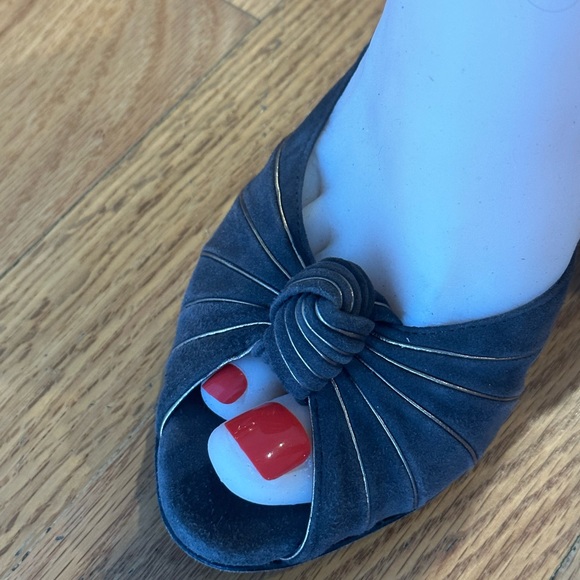 Gucci Women’s Gray Suede Bow Slip On Peep Toe Stiletto Platform Heels Size 8 - Picture 2 of 8